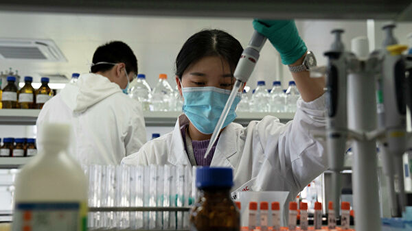 Сотрудник SinoVac во время работы в лаборатории по производству вакцины против вируса SARS-CoV-2 в Пекине