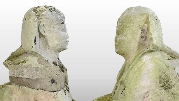 Пара резных египетских статуй сфинкса, проданная на аукционе в Саффолке 