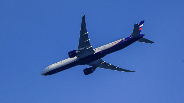 Самолет Boeing 777-3MO в небе над Москвой