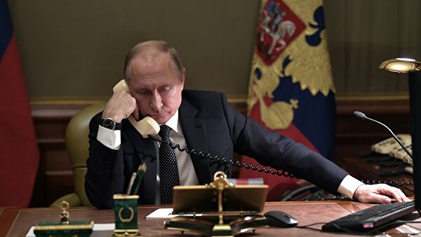 Президент РФ Владимир Путин во время телефонного разговор