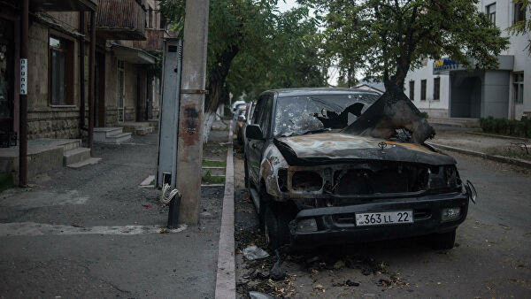 Легковой автомобиль, искореженный и обгоревший в результате обстрелов Степанакерта в Нагорном Карабахе