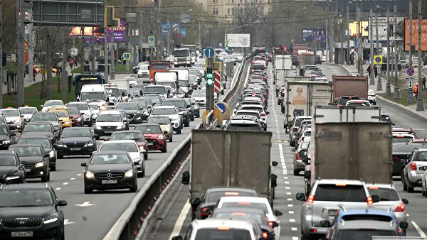 Автомобильное движение на Дмитровском шоссе в Москве