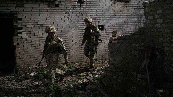 Украинские военные на линии соприкосновения возле Донецка