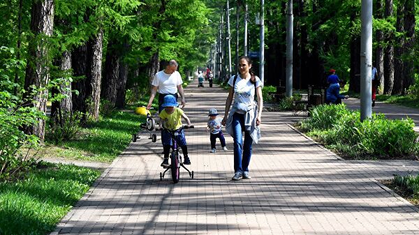 Отдыхающие в парке Сокольники в Москве