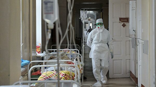 Медицинская сестра идет по больничному коридору