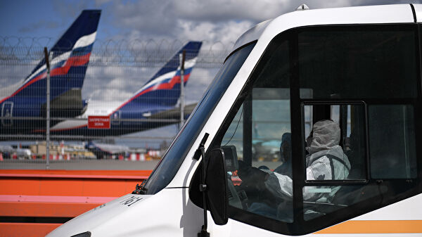 Водитель автобуса с пассажирами, прибывшими рейсом SU 103 компании Аэрофлот из Нью-Йорка, в Международном аэропорту Шереметьево
