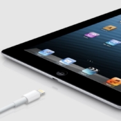 iPad 4 met Lightning-kabel.