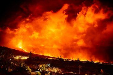 During 5 Oct, activity remained essentially unchanged, but little wind caused lots of ash and dust being in the air in nearby areas. Lava fountaining was reduced compared to earlier on, although ash emissions remained significant and lava flows continued to advance at various fronts. (Photo: Tom Pfeiffer)