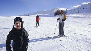 Gutt renner slalom med mor og søster i skibakken.