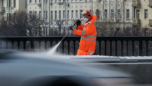 Дезинфекционные работы на Крымском мосту в Москве