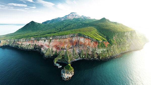 Остров Шиашкотан, вид на вулкан Синарк