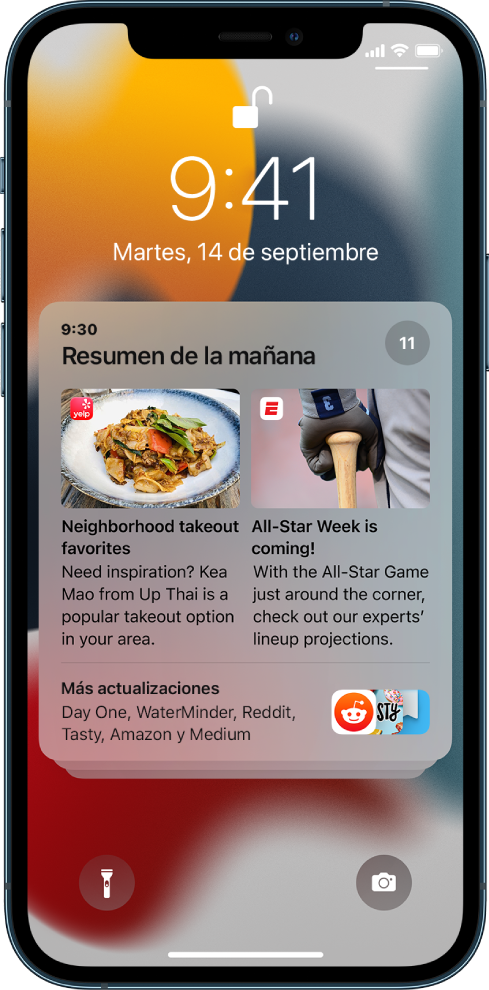 La pantalla bloqueada del iPhone con un resumen de notificaciones.