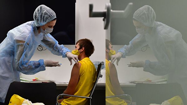 Медицинский сотрудник проводит вакцинацию курьера сервиса доставки Яндекс.Еда против коронавирусной инфекции