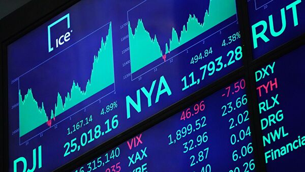 Табло с индексами котировок в зале Нью-Йоркской фондовой биржи