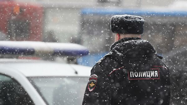 Сотрудник полиции на улице Москвы 