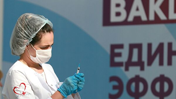 Медицинский работник держит в руках шприц с вакциной Гам-Ковид-Вак (Спутник V) 