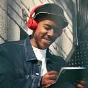 Beats Solo Pro met man