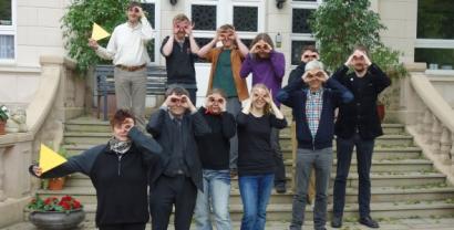 Das Team von Digitalcourage auf einer Treppe und bei der symbolischen Suche.