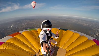 Watch as hot air balloonist breaks world record