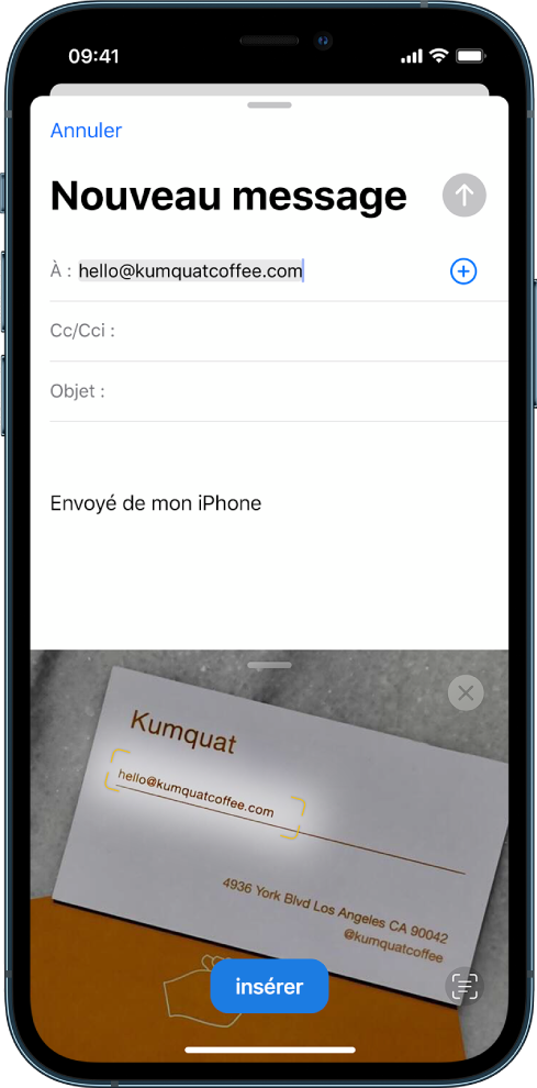 Dans la moitié inférieure de l’écran, une photo d’une carte de visite est affichée. L’adresse e-mail de cette carte est sélectionnée grâce à « Texte en direct ». Un bouton d’insertion bleu est affiché. Dans la moitié supérieure de l’écran figure un brouillon d’e-mail, avec la même adresse e-mail dans le champ d’adresse du destinataire.