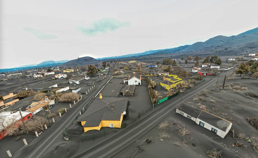 Ash covered streets and houses in La Palma (image: El Time)