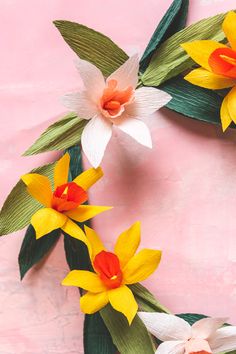 DIY Spring Wreath Made of Paper Daffodils - The House That Lars Built Diy Spring Wreath, Wreath Supplies, Wreath Forms, Paper Crafts For Kids, Summer Diy, Crepe Paper, How To Make Wreaths, Diy Craft Projects, Daffodils