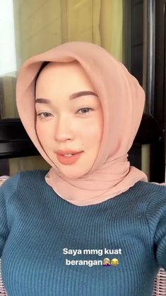   Women With Beautiful Legs, Beautiful Muslim Women, Beautiful Hijab, Beautiful Asian Girls, Hijab Teen, Arab Girls Hijab, Stylish Hijab, Hijab Chic, Hijabi Girl