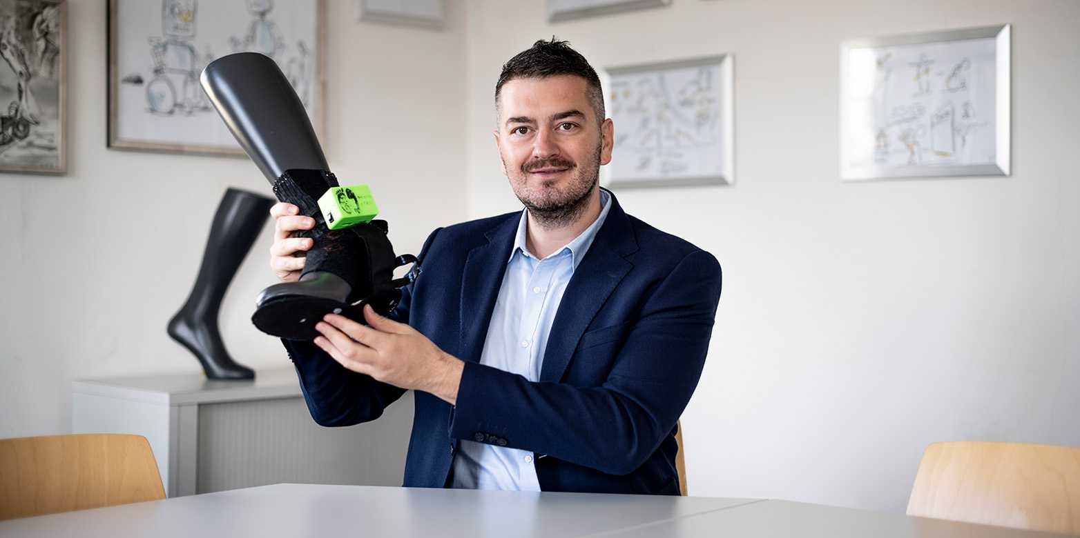 Stanisa Raspopovic holding a prosthesis model