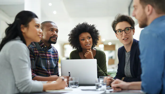 Employés de bureau lors d'une réunion