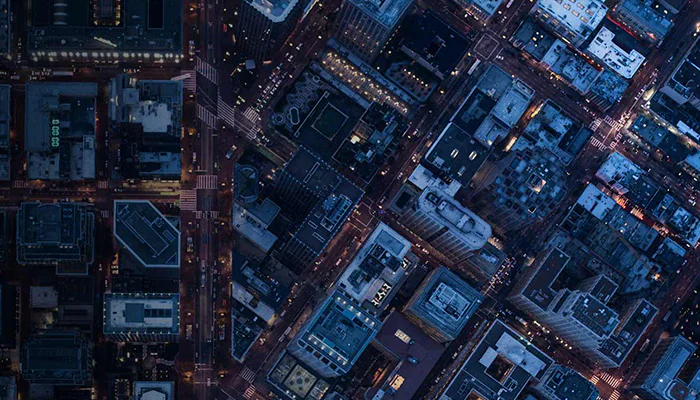 Vue aérienne d'une ville la nuit