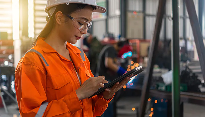 Femme portant un casque et utilisant une tablette