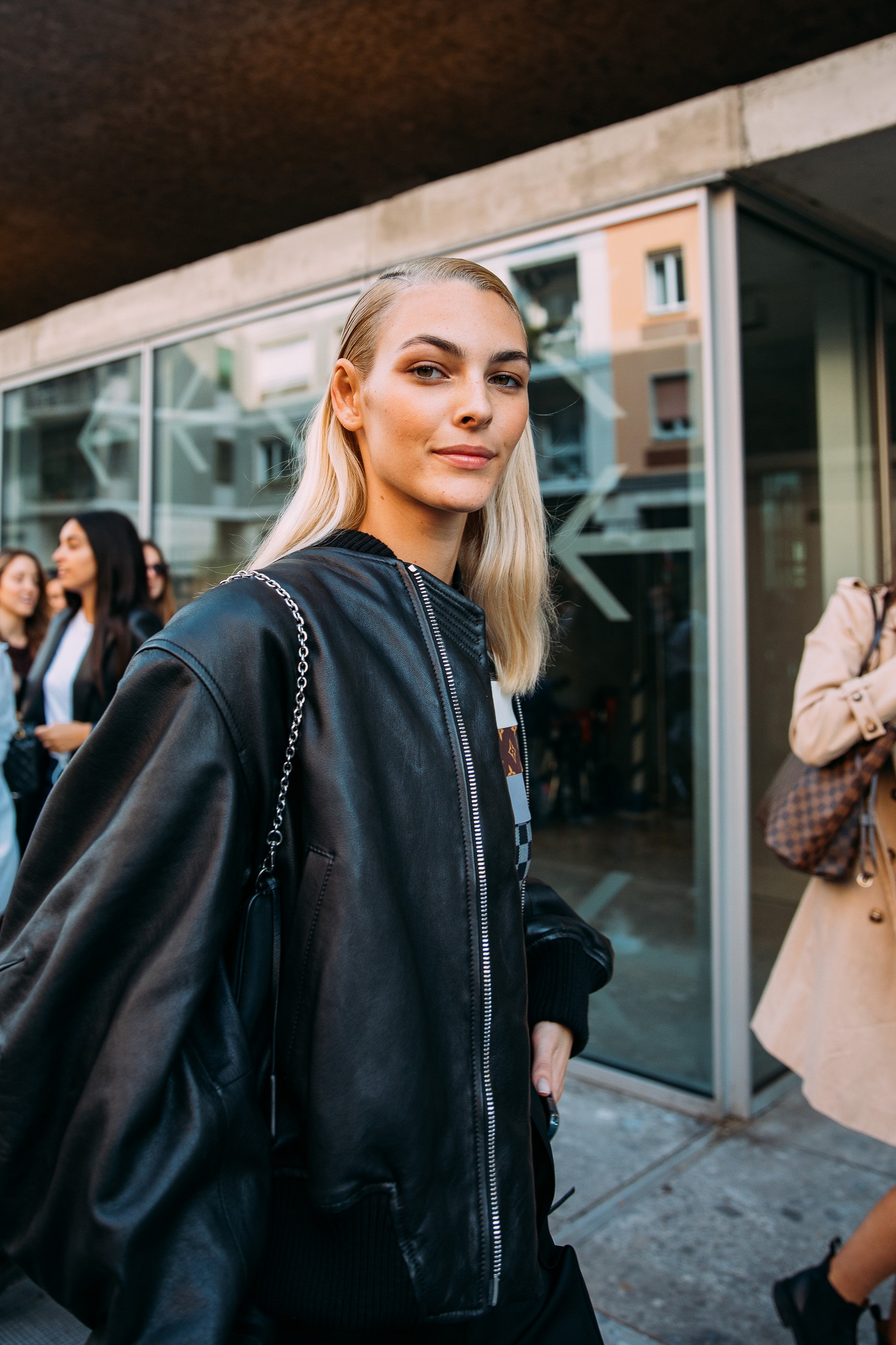 Mujer rubia con chaqueta bomber de cuero