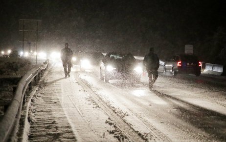 Horský priechod Donovaly je pre husté sneženie zavretý. Foto – tasr/Ján Krošlák