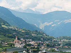 Blick nach Tisens, Prissian, Jakobsweg zwischen Meran und Bozen, Trentino, Südtirol, Italien - panoramio.jpg