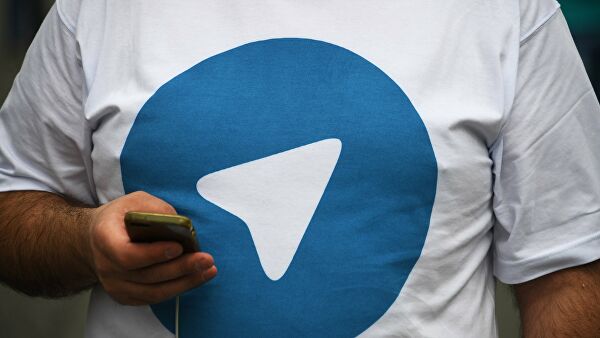 Участник митинга в поддержку мессенджера Telegram