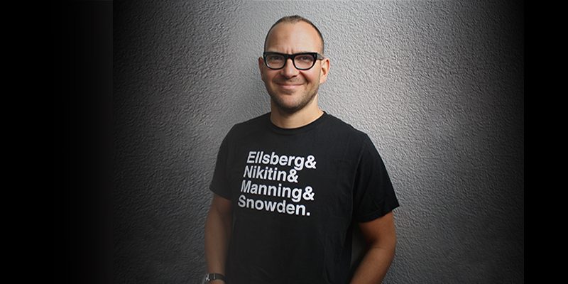 Cory Doctorow wearing "Ellsberg & Nikitin & Manning & Snowden" tshirt