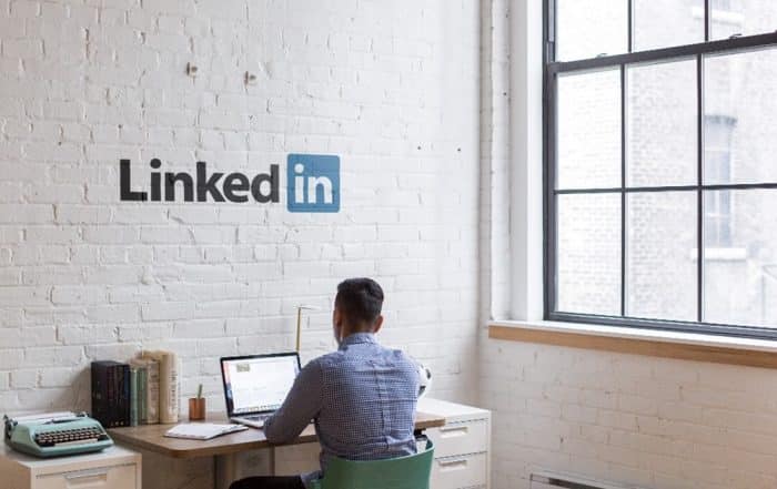 Εταιρική Σελίδα LinkedIn σε φορητό υπολογιστή