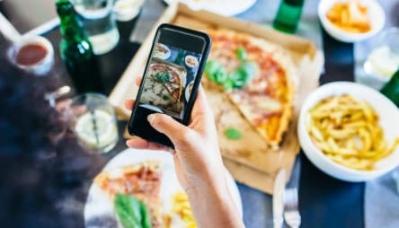 telefono che fotografa il cibo