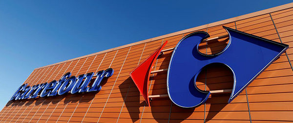 facade of a market with Carrefour logo in it