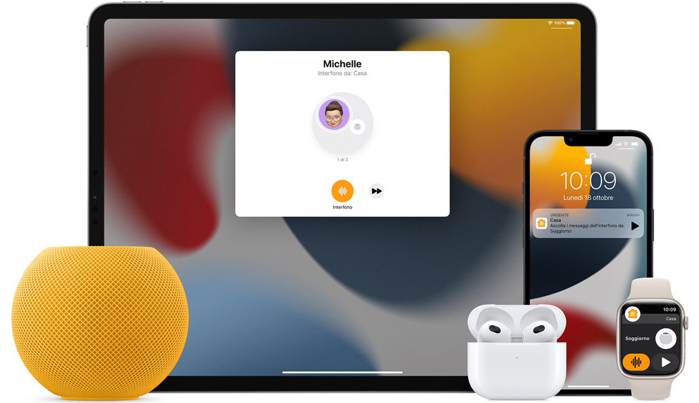 Un iPad, un iPhone, un HomePod mini giallo, un paio di AirPods nella custodia e un Apple Watch con cinturino rosa.