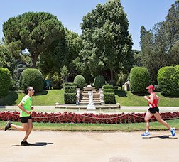 Dues persones corren en un parc