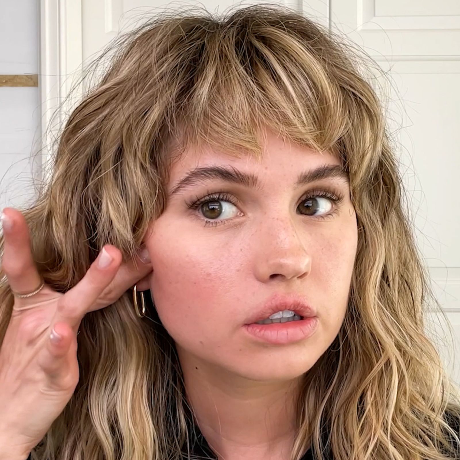 Debby Ryan comparte su rutina para logar smokey eyes de impacto