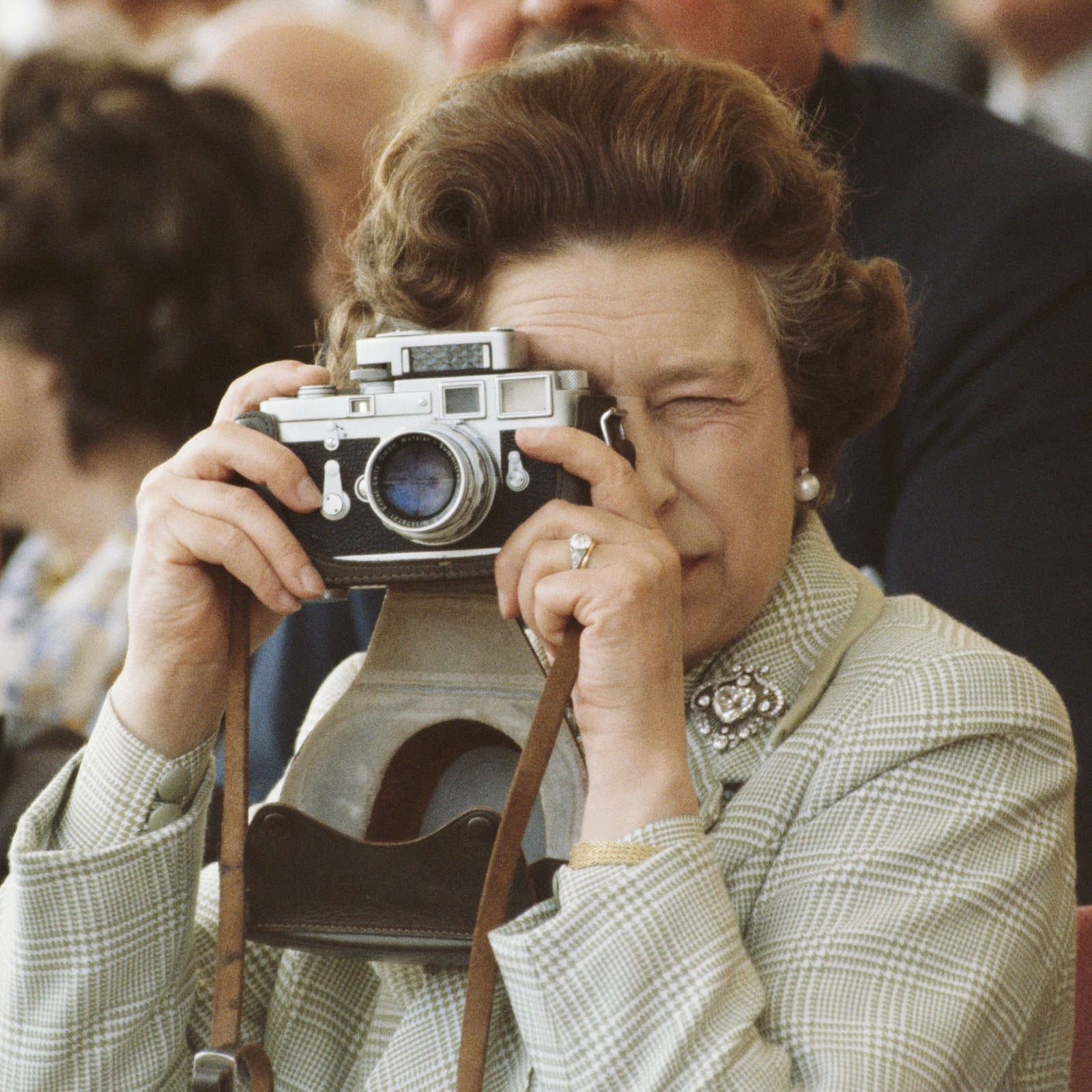 Sa Majest tenant une camra au Windsor Horse Show en mai 1982