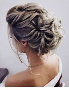 Messy bridal updo hairstyles - Miladies.net - #bridal #Hairstyles #messy #Miladiesnet #updo Messy Wedding Updo, Bridal Hair Updo, Wedding Hairstyles For Long Hair, Wedding Hair And Makeup, Messy Hairstyles, Hairstyle Ideas, Prom Hairstyles, Gorgeous Hairstyles, Messy Updo