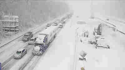 Virginia officials defend response to snowy gridlock on I-95
