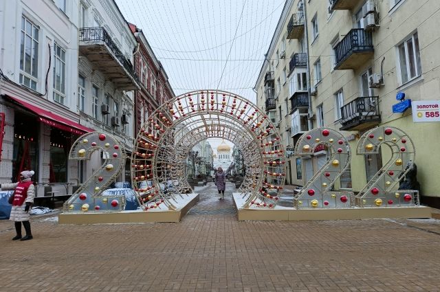 О зиме напоминают только новогодние городские украшения.