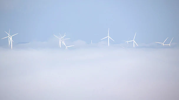 Windturbinen in den Wolken