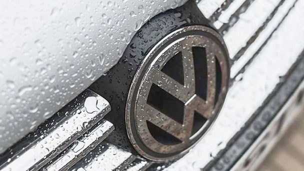 Nahaufnahme des Volkswagen-Logos auf der Vorderseite des Autos