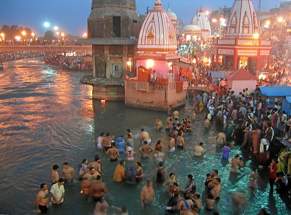 Evening prayers at Har-Ki-Pairi Ghat in Haridwar.jpg