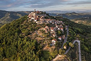 Vue aérienne du village de Motovun, en Croatie. (définition réelle 5 460 × 3 640)